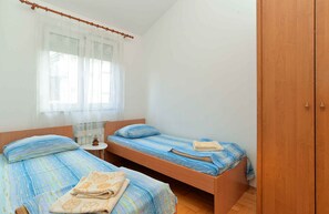 2 bedrooms, iron/ironing board, WiFi