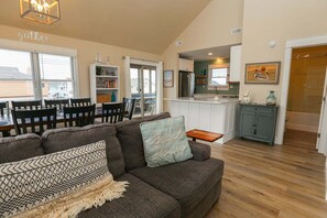 TV, DVD player - SEA GLASS SHACK - 100 yards to beach, 4 bed, 2 bath, pool and hot tub (Corolla)