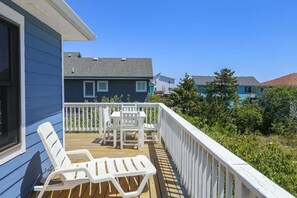 Property grounds - SEA GLASS SHACK - 100 yards to beach, 4 bed, 2 bath, pool and hot tub (Corolla)