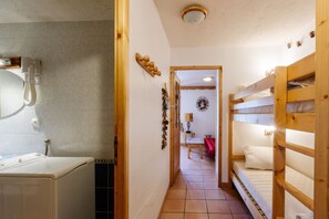 Silitysrauta/-lauta, ilmainen Wi-Fi, vuodevaatteet