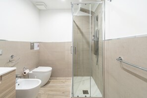 Shower, hair dryer, towels - Holiday Home 'La Casa Del Corso' with Private Terrace, Wi-Fi and Air Conditioning (Avola)