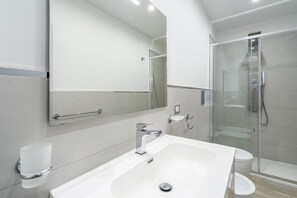 Shower, hair dryer, towels - Holiday Home 'La Casa Del Corso' with Private Terrace, Wi-Fi and Air Conditioning (Avola)