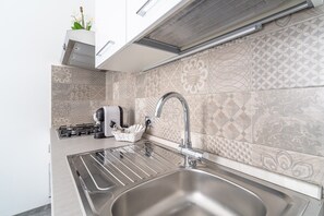 Fridge, microwave, oven, stovetop - Holiday Home 'La Casa Del Corso' with Private Terrace, Wi-Fi and Air Conditioning (Avola)