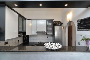 Fridge, microwave, oven, stovetop - Holiday apartment with air conditioning near the beach (Fažana)