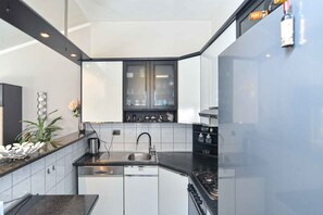 Fridge, microwave, oven, stovetop - Holiday apartment with air conditioning near the beach (Fažana)