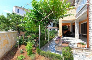 Property grounds - Holiday apartment with air conditioning near the beach (Fažana)