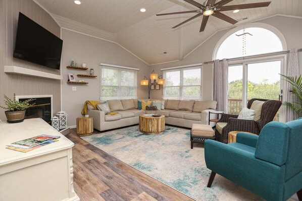 TV, DVD player - After Dune Delight - Bright and open 4 bed, 2.1 bath with pool, hot tub and TIKI BAR (Southern Shores)