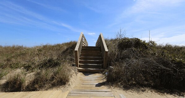 Property grounds - Beautiful semi-oceanfront townhouse with community pool, Great location! (Southern Shores)