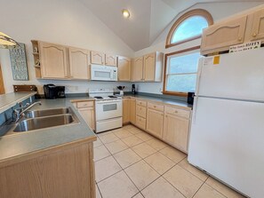 Køleskab, mikrobølgeovn, ovn, kogeplade