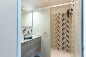 Shower, hair dryer, towels