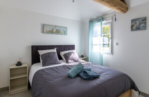 2 bedrooms, iron/ironing board, free WiFi, bed sheets - Holiday Home 'Le Gîte De Château Trompette' with Private Terrace, Garden & Wi-Fi (Le Fenouiller)