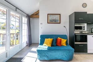 TV - Holiday Home 'Le Gîte De Château Trompette' with Private Terrace, Garden & Wi-Fi (Le Fenouiller)