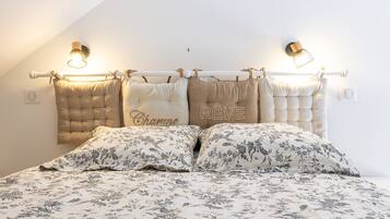 1 habitación, tabla de planchar con plancha, wifi gratis y ropa de cama