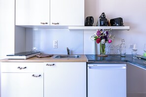 Réfrigérateur, micro-ondes, plaque de cuisson, cafetière/bouilloire