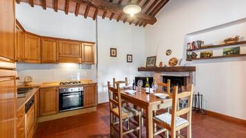 Frigorifero, forno, piano cottura, pentole/stoviglie/utensili