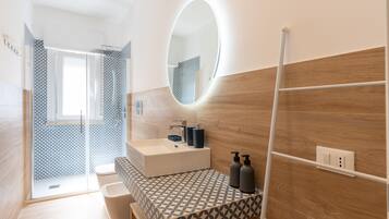 Dusche, Haartrockner, Handtücher