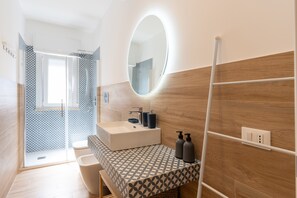 Dusche, Haartrockner, Handtücher