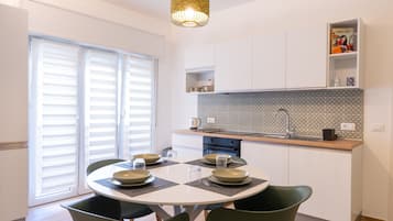 Frigorifero, forno, piano cottura, macchina per tè/caffè