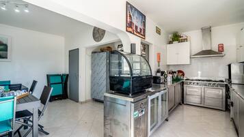 雪櫃、微波爐、焗爐、爐具