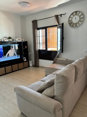 TV - Vacation Home 'Villa Palmeras' with Sea View, Shared Pool and Wi-Fi (Costa Teguise)