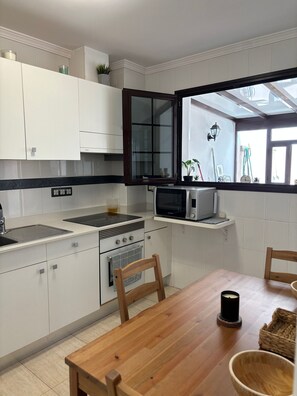 Fridge, microwave, oven, stovetop - Vacation Home 'Villa Palmeras' with Sea View, Shared Pool and Wi-Fi (Costa Teguise)