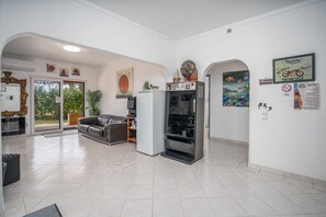 Interior - Room "Galé" with Shared Pool, Wi-Fi, and Air Conditioning (Pêra)