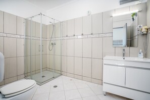 Shower, hair dryer, towels - Room "Salgados" with Shared Pool, Wi-Fi, and Air Conditioning (Pêra)