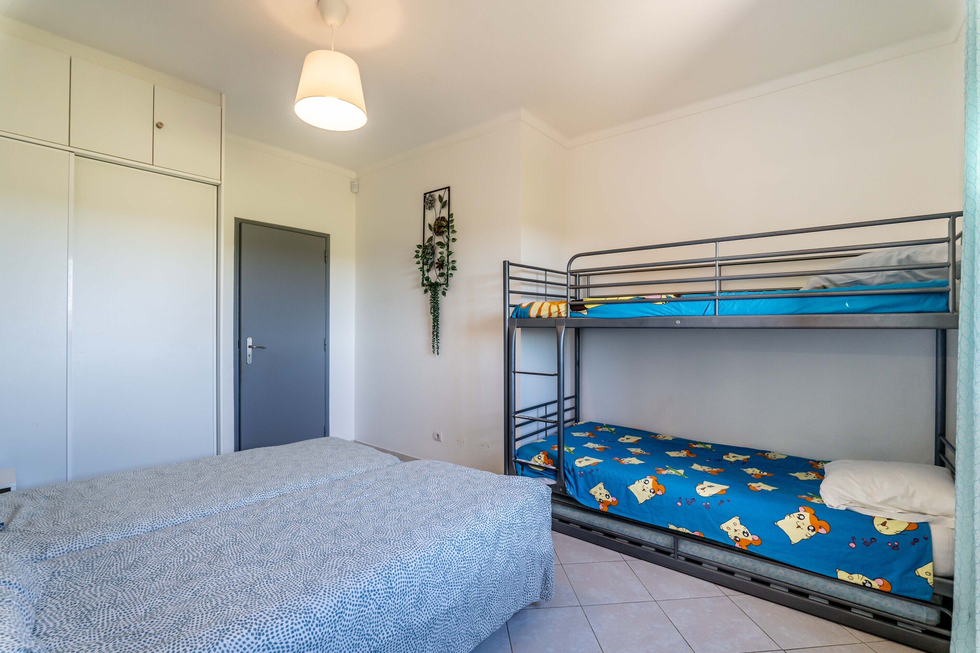 1 habitación, tabla de planchar con plancha, wifi gratis y ropa de cama 