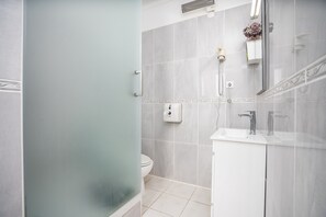 Shower, hair dryer, towels - 'Falésia' Room with Shared Pool, Wi-Fi and Air Conditioning (Pêra)