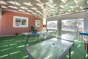 Outdoor dining - 'Falésia' Room with Shared Pool, Wi-Fi and Air Conditioning (Pêra)