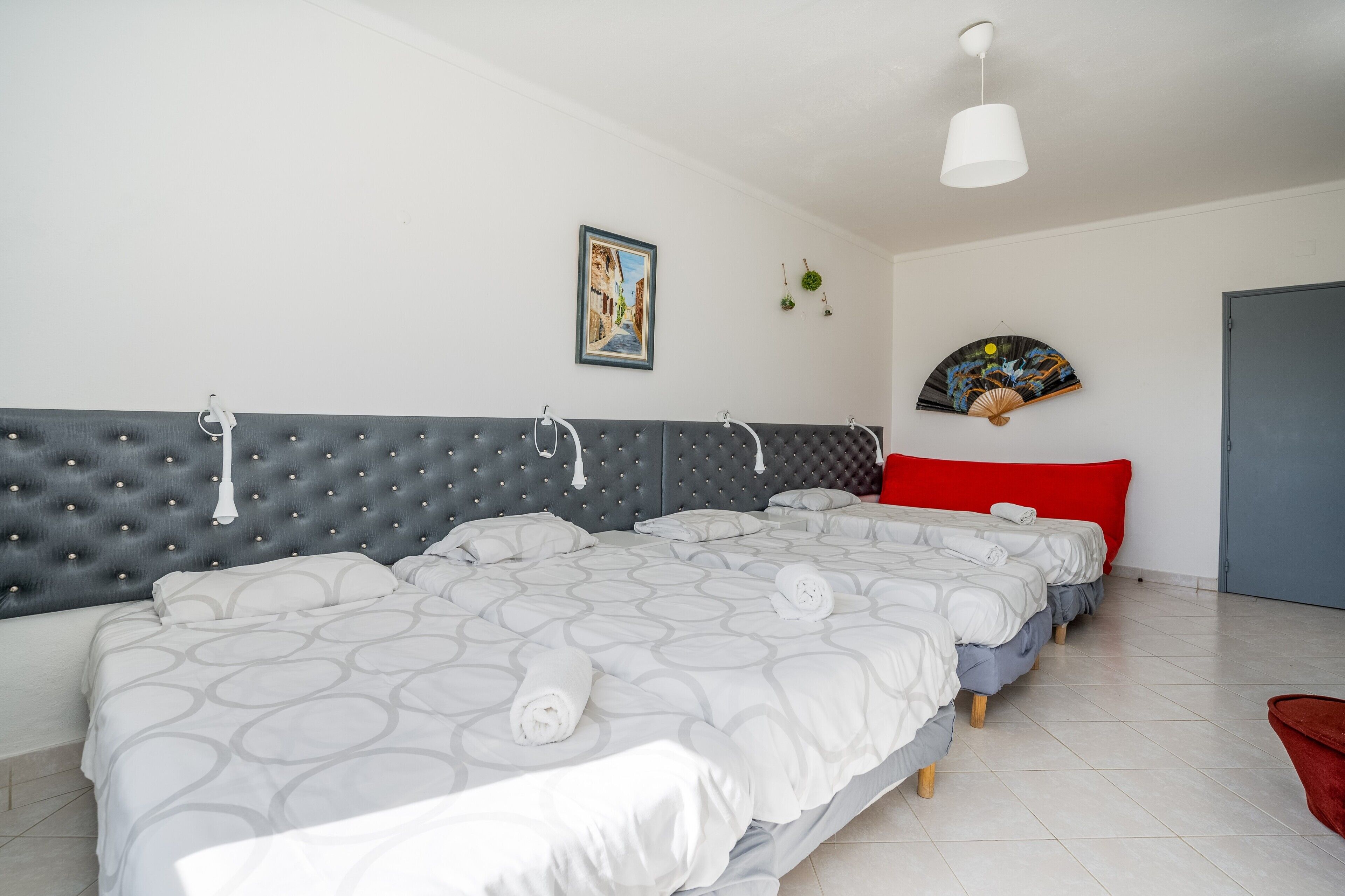 1 habitación, tabla de planchar con plancha, wifi gratis y ropa de cama 