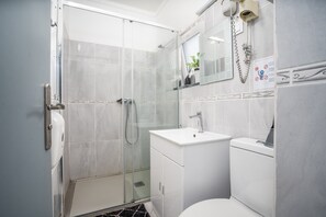 Shower, hair dryer, towels - São Rafael Room with Shared Pool, Wi-Fi, and Air Conditioning (Pêra)