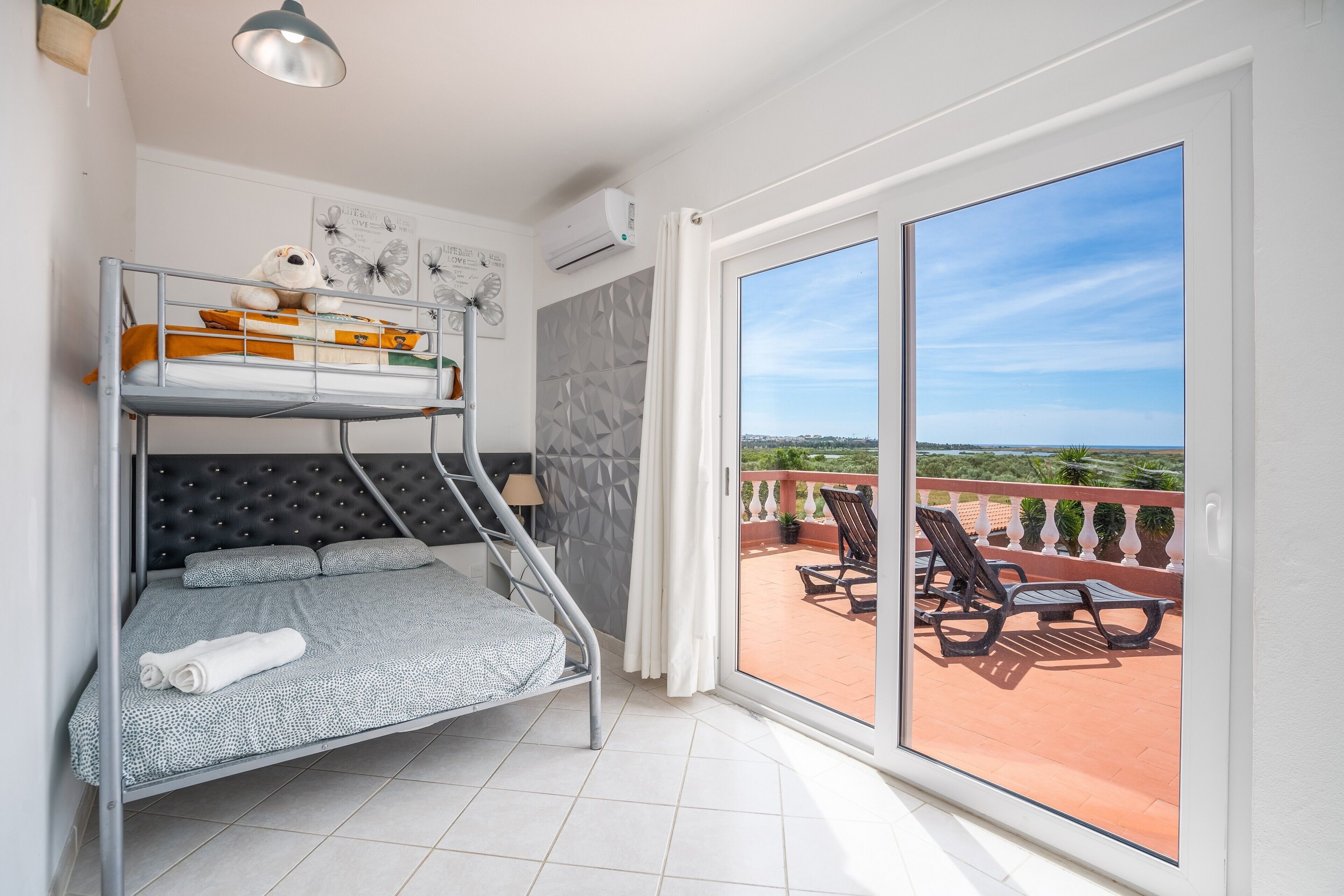 1 habitación, tabla de planchar con plancha, wifi gratis y ropa de cama 