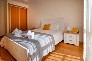 2 bedrooms, iron/ironing board, free WiFi, bed sheets - Apartment 'Borealis  - Nazaré' with Sea View, Shared Terrace and Wi-Fi (Nazaré)