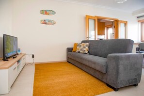 TV - Apartment 'Borealis  - Nazaré' with Sea View, Shared Terrace and Wi-Fi (Nazaré)