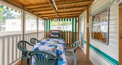 Mobile Home 'Mobilhome Mh343' avec piscine partagée, terrasse privée et jardin privé