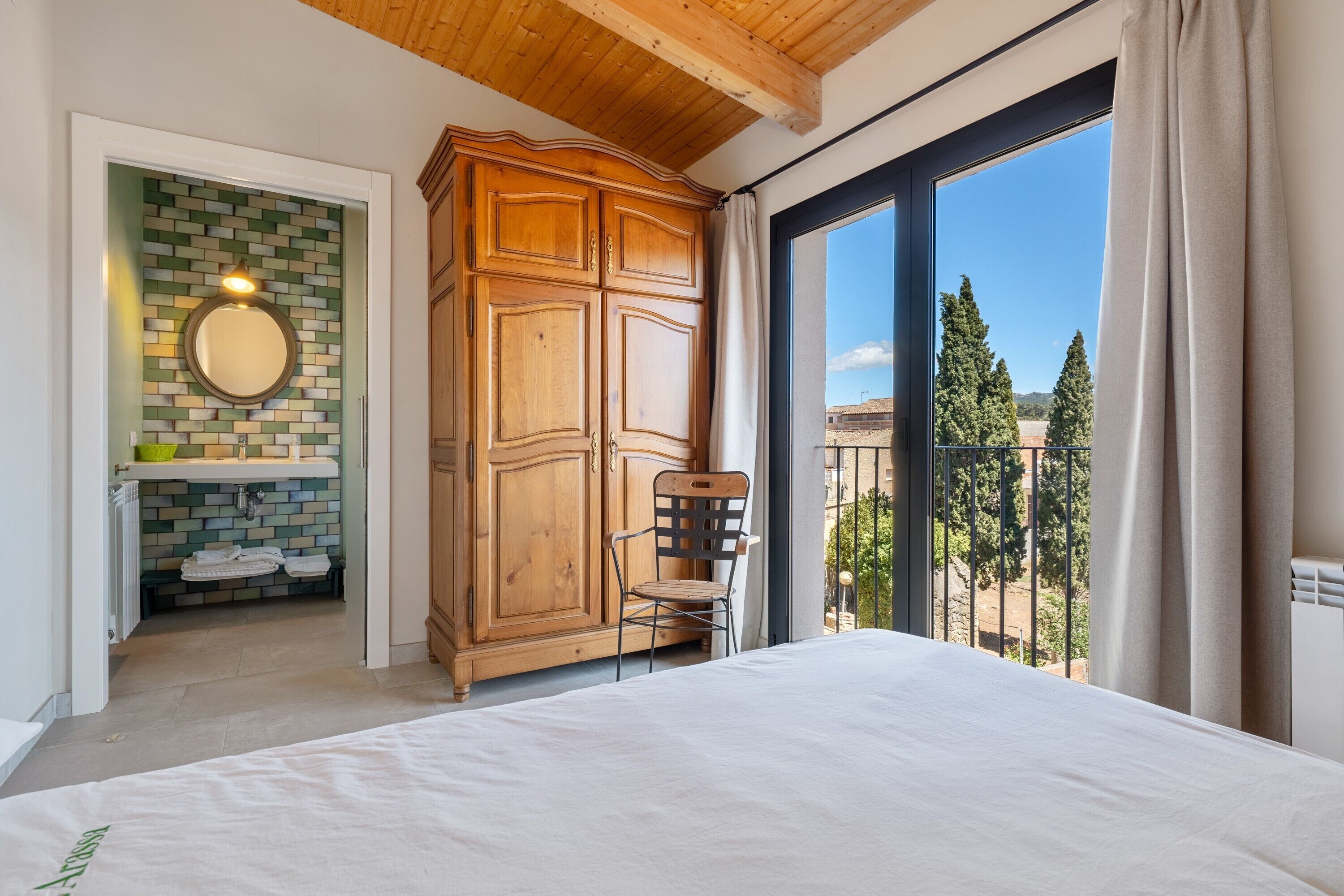 5 bedrooms, iron/ironing board, free WiFi, bed sheets