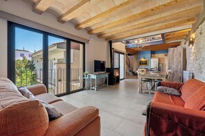 TV, fireplace, table tennis - Holiday Home 'Arassa Casa Rural' with Private Terrace, Wi-Fi and Air Conditioning (Rocafort De Queralt)