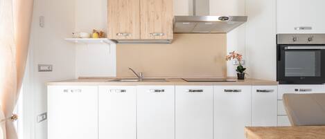 Refrigerador, horno, parrilla de estufa y cafetera y tetera