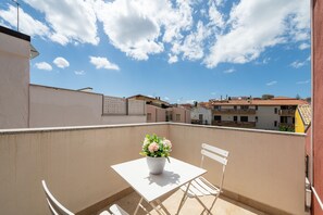 Outdoor dining - Apartment 'Casa Vacanze Alba Mar' with Balcony, Wi-Fi and Air Conditioning (Sant'Antioco)