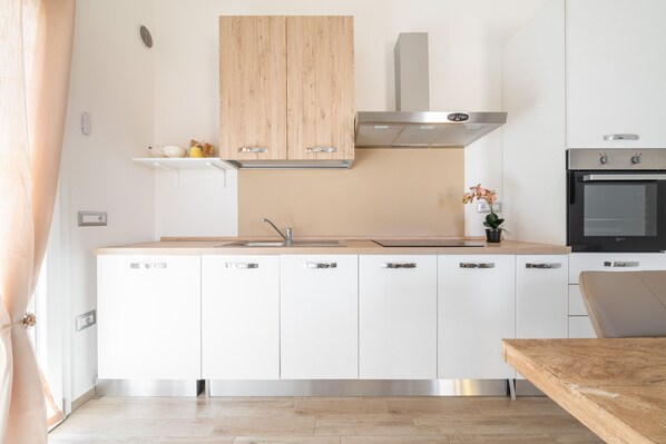 Fridge, oven, stovetop, coffee/tea maker - Apartment 'Casa Vacanze Alba Mar' with Balcony, Wi-Fi and Air Conditioning (Sant'Antioco)