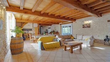 Een televisie en een dvd-speler