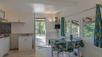 Kühlschrank, Ofen, Herdplatte, Wasserkocher mit Kaffee-/Teezubehör