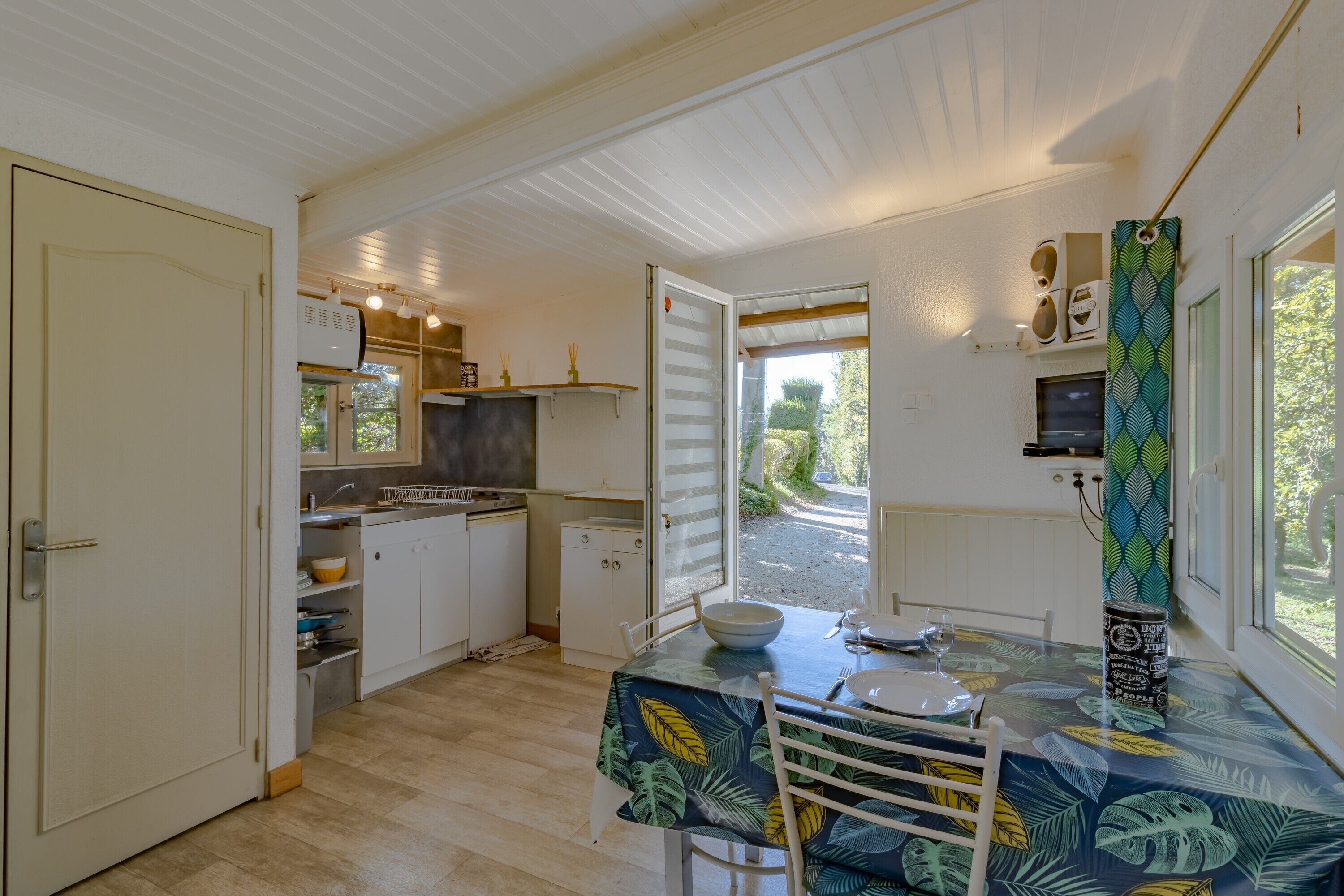 Refrigerador, horno, placa de cocina, cafetera/tetera