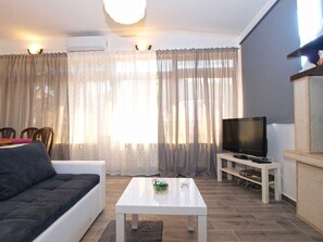 TV - Holiday apartment with air conditioning (Fažana)
