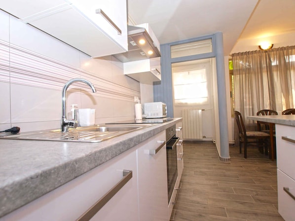 ثلاجة، ميكروويف، فرن، موقد طهي مسطح