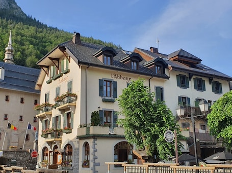 A building with the sign 'l'Abbaye' indicating a hotel or guesthouse.. Apartment 'Appartement 2 Dans l'Abbaye - Maxit' with Wi-Fi