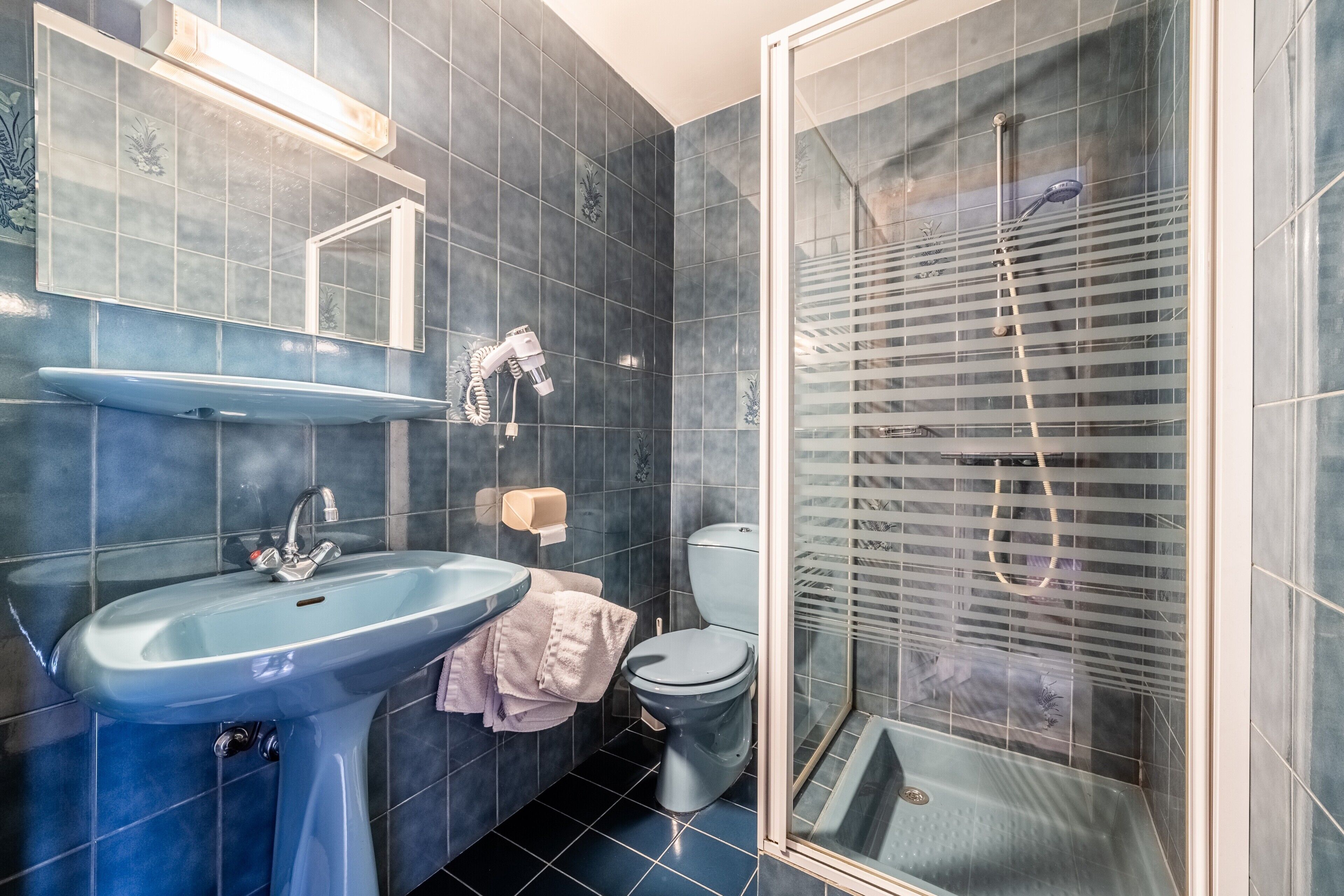 Bruser, hårtørrer, håndklæder