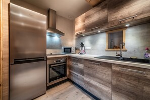 Kühlschrank, Mikrowelle, Ofen, Herdplatte