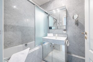 Dusche, Haartrockner, Bidet, Handtücher